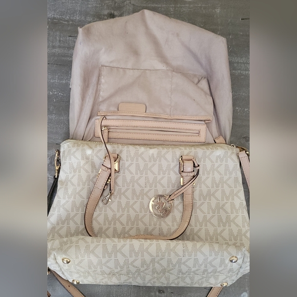 Michael Kors Jet Set Tote Bag - Picture 5 of 16